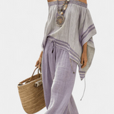 Csíkos bambusz felső, nyitott vállakkal és széles nadrágokkal az elegáns és friss stílusért