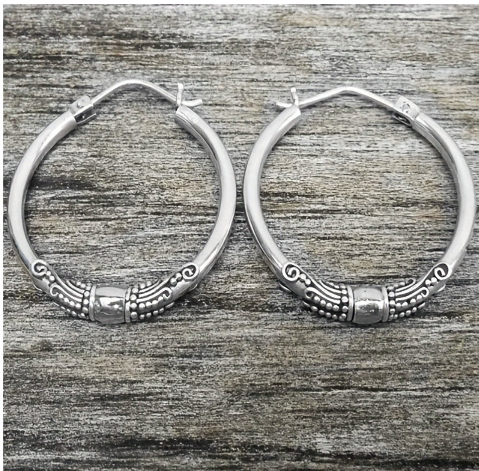 Retro Fülbevalók Két Színben Kivágott Gyűrűkkel