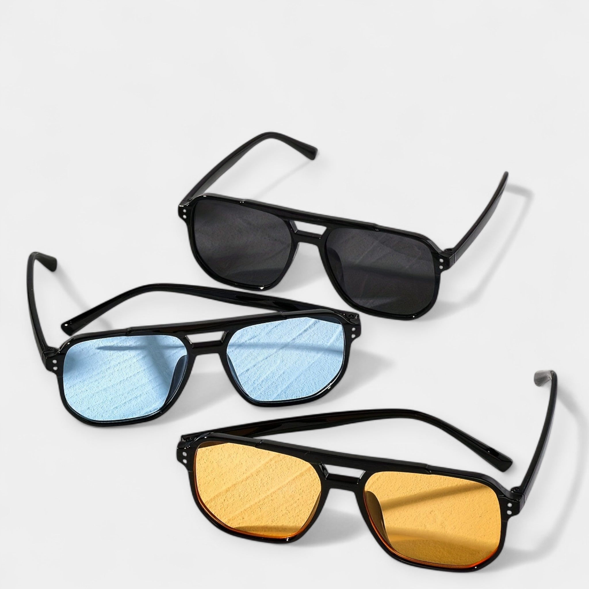 Négyzet alakú szemüveg szegecsekkel