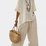 Teljesen minimalista Daisy természetes árnyalatokban, volán blúzzal és széles nadrággal az egyszerű és elegáns stílusért